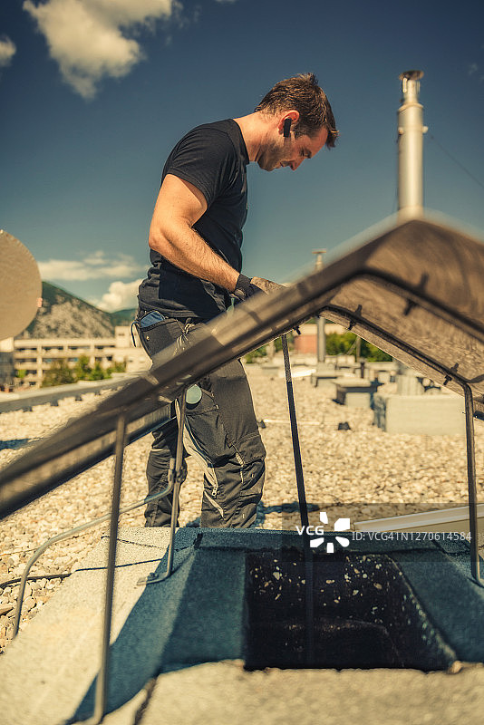 烟囱清洁工正在清理烟囱图片素材