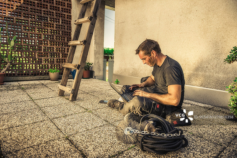 烟囱清洁工为顾客开收据图片素材