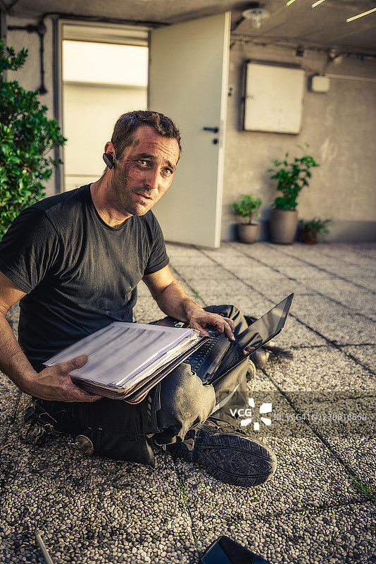 烟囱清洁工为顾客开收据图片素材