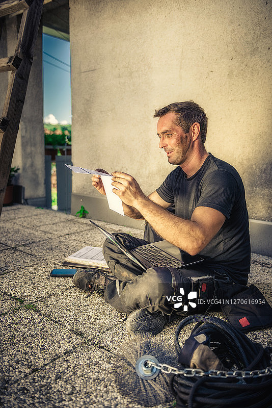 烟囱清洁工为顾客开收据图片素材