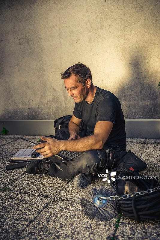 烟囱清洁工为顾客开收据图片素材