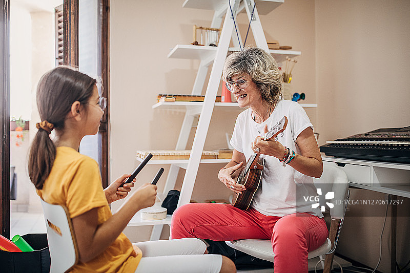女孩和女老师一起上音乐课图片素材