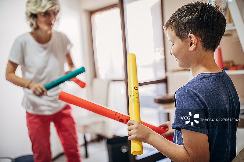 和女老师一起上音乐课的男孩图片素材