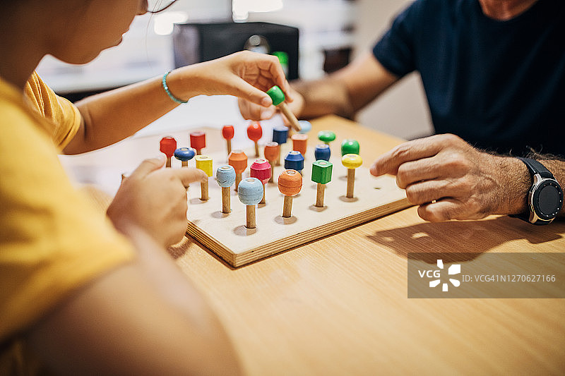 学龄前儿童在职业治疗师的指导下学习颜色图片素材