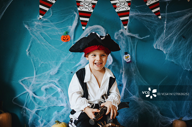 准备在家庆祝万圣节的可爱小海盗图片素材