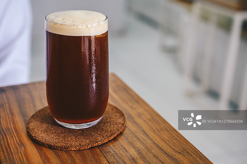 咖啡店木桌上的氮气冷萃咖啡图片素材