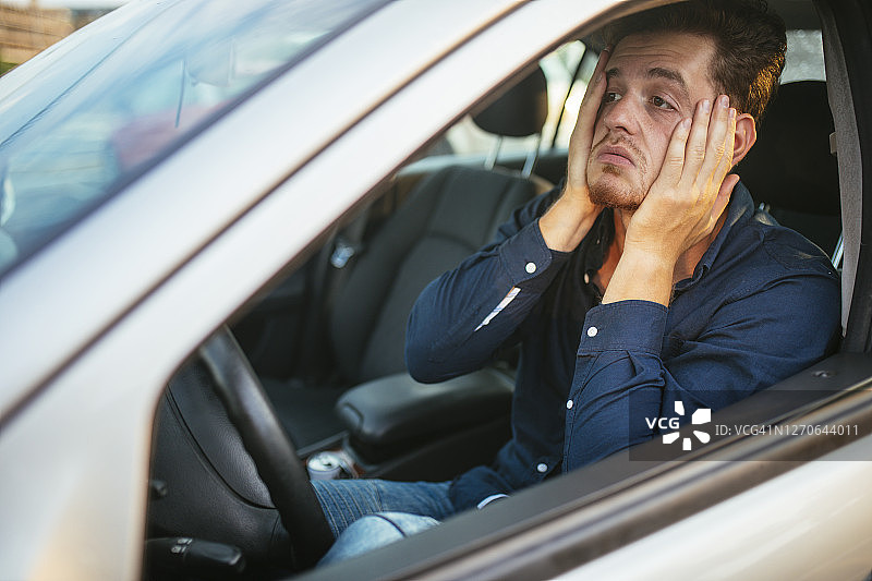 年轻男子在交通堵塞中焦急等待图片素材