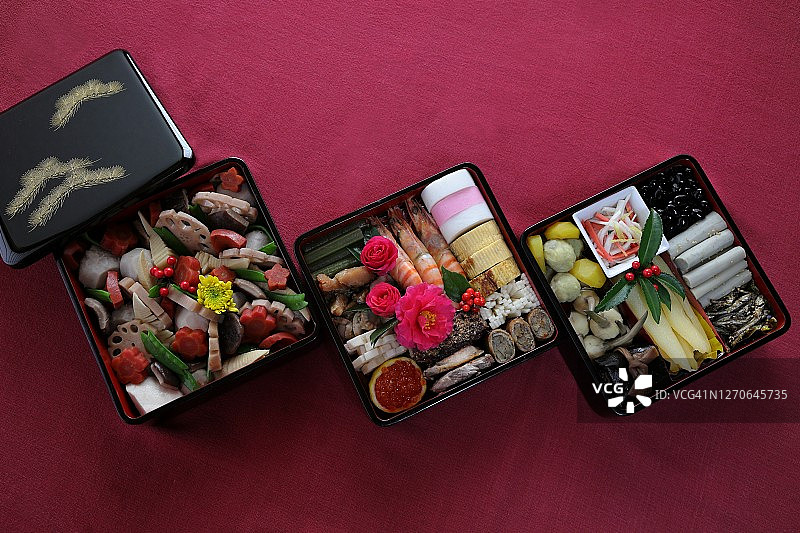 手工御节料理：传统日式新年料理（会津漆器涂层三层重箱）图片素材