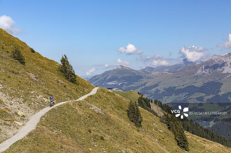 在瑞士伯尔尼自行车道上的山地自行车骑行者图片素材