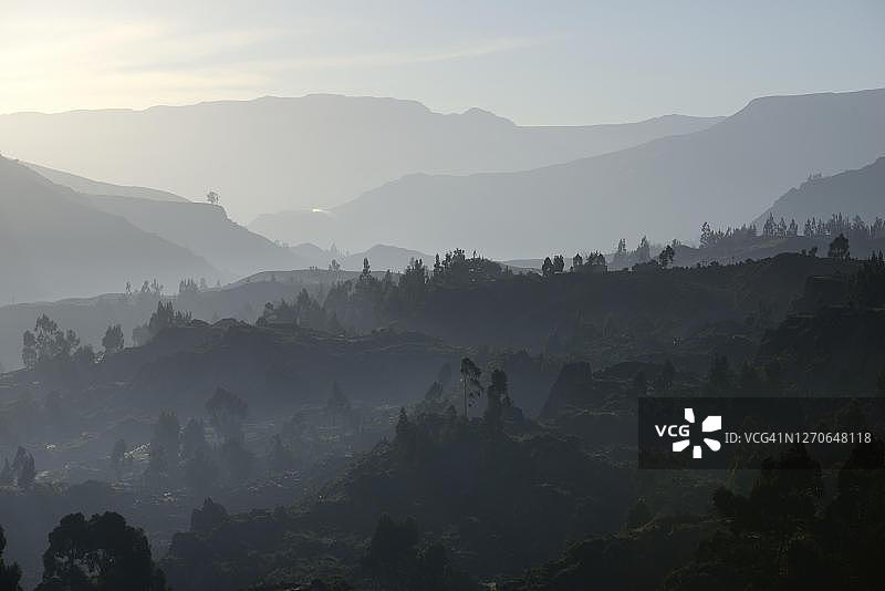 秘鲁阿雷基帕地区科尔卡峡谷科尔卡河谷上空的雾霾图片素材