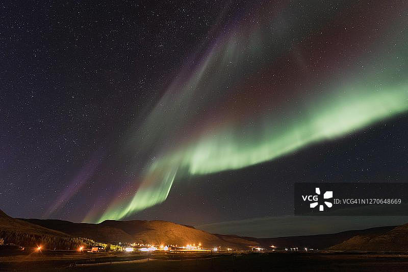 午夜村庄之上的北极光，塔克纳夫约杜尔，西峡湾区，冰岛西北部，冰岛图片素材
