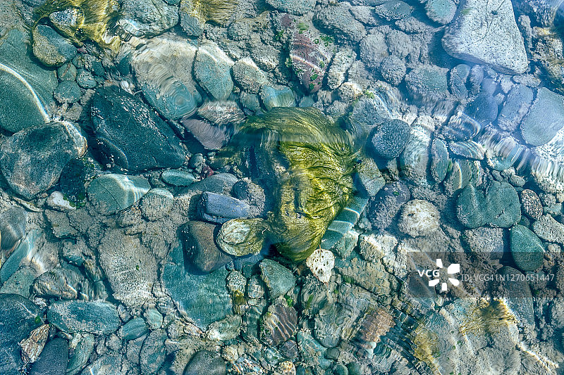 水下闪亮鹅卵石图片素材