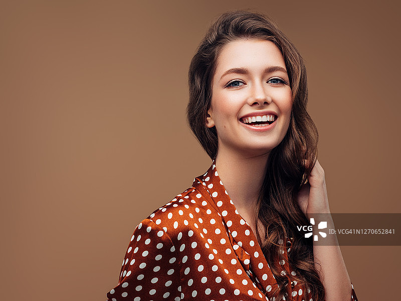 拥有卷发的女人图片素材