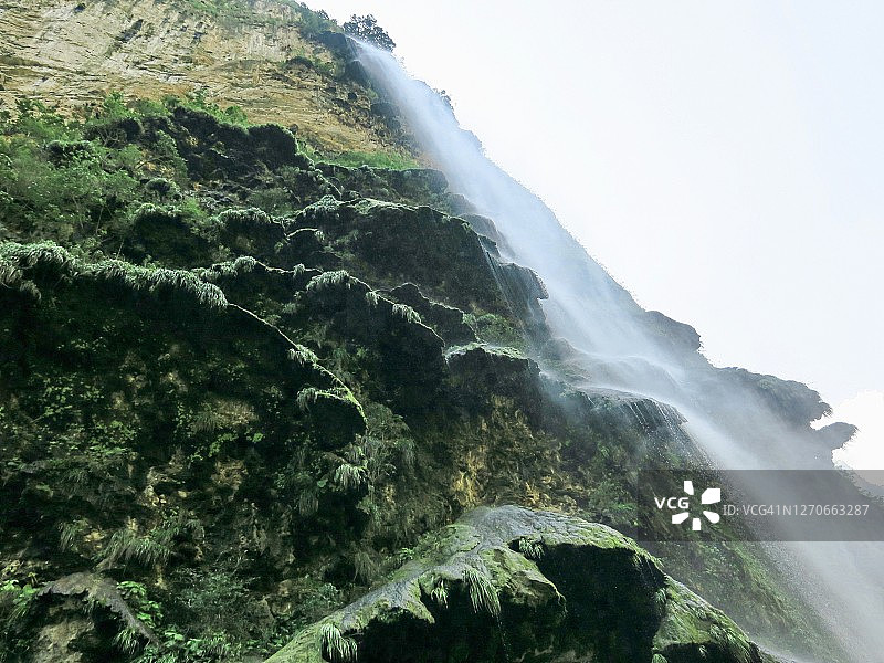 壮丽的峡谷瀑布图片素材