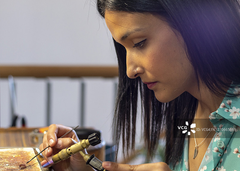 工作中的珠宝女工图片素材