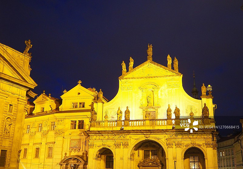 布拉格夜景中的阿西西的圣方济各教堂图片素材