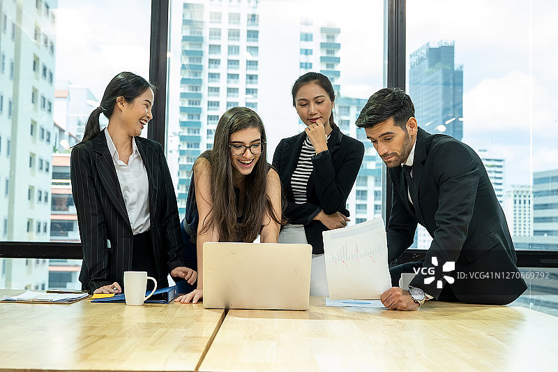 创业公司团队在现代办公室合作图片素材