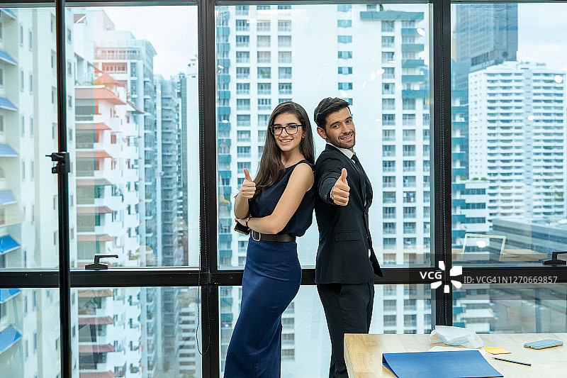 商务人士在办公室聊天娱乐图片素材