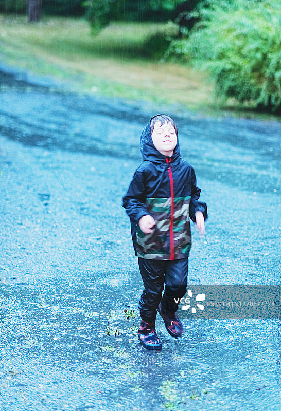 雨中乐趣图片素材
