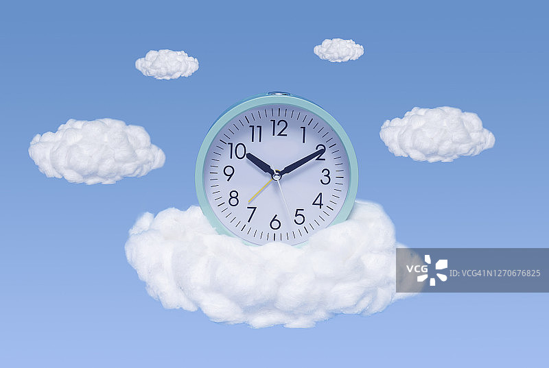 云朵中的时钟图片素材