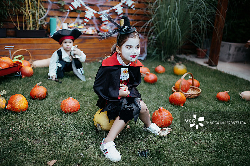 孩子们在万圣节派对上玩耍图片素材