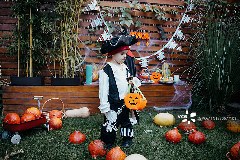 孩子们在万圣节派对上玩耍图片素材