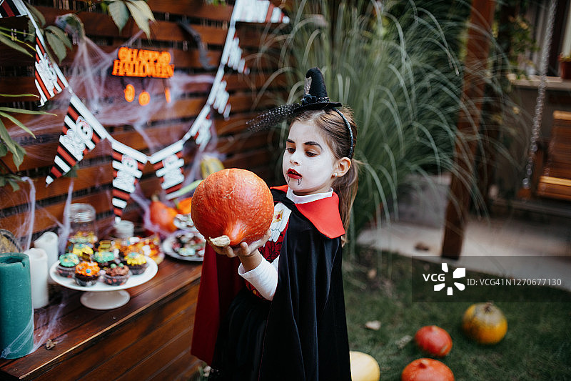 孩子们在万圣节派对上玩耍图片素材