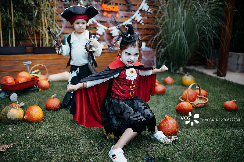 孩子们在万圣节派对上玩耍图片素材
