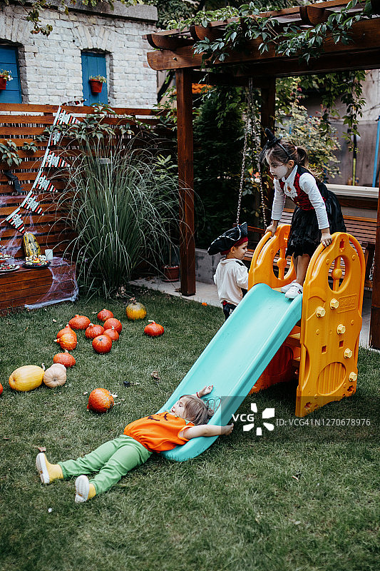 孩子们在万圣节派对上玩耍图片素材