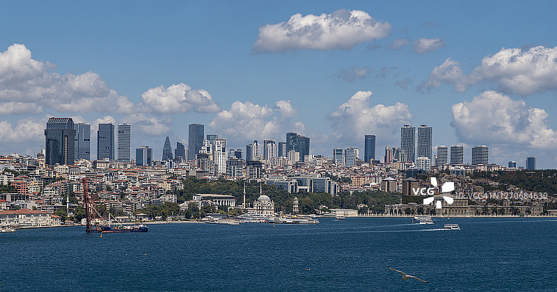 土耳其伊斯坦布尔天际线和博斯普鲁斯海峡图片素材