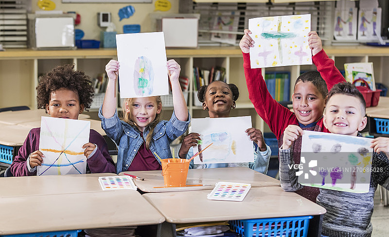 美术课上的小学生，举着他们的画作图片素材