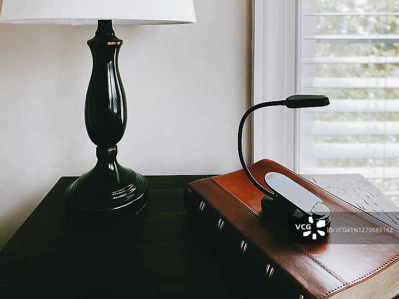 卧室床头柜上的圣经图片素材