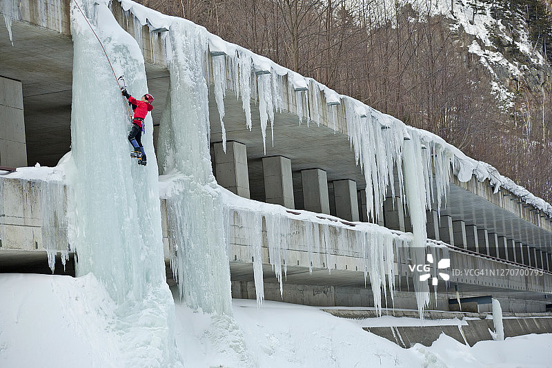 女子在日本北海道大雪山国立公园层云峡高速公路上攀登冰柱图片素材