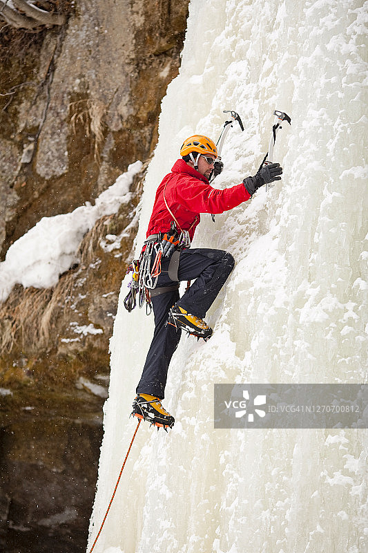 男人在日本北海道大雪山国立公园层云峡攀登冰冻瀑布图片素材