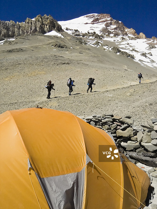 四名登山者攀登阿根廷阿空加瓜峰图片素材