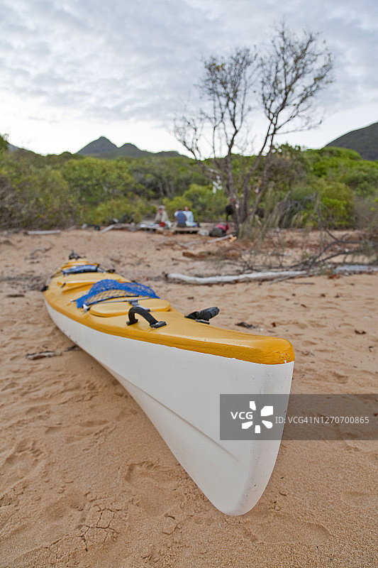 澳大利亚昆士兰欣钦布鲁克岛沉礁湾的海滩上的海上皮划艇图片素材