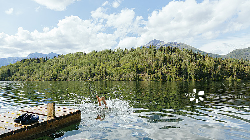 一人跳入美国阿拉斯加麦卡锡路沿线的长湖中图片素材
