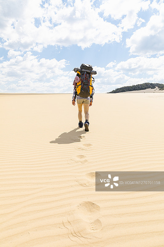女人在澳大利亚沙滩徒步图片素材