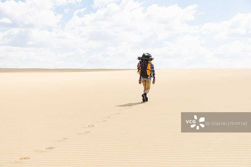 女人在澳大利亚沙滩徒步图片素材