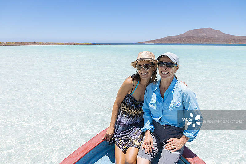 在墨西哥南下加利福尼亚州科罗纳多岛的太平洋上，两个微笑的女人在船上合影图片素材