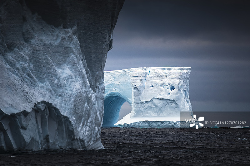 南奥克尼群岛南极洲海中的冰山图片素材
