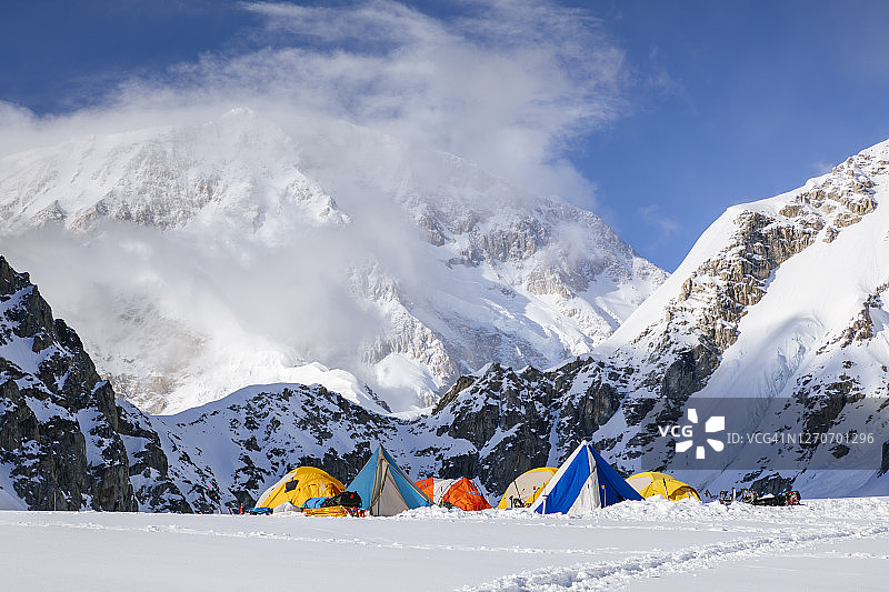 美国阿拉斯加州德纳利国家公园卡希尔特纳冰川底部营地帐篷图片素材