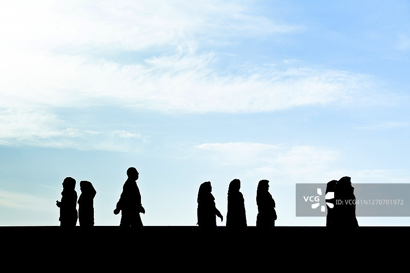 走在伊朗阿斯塔拉里海海滨长廊上的人们图片素材