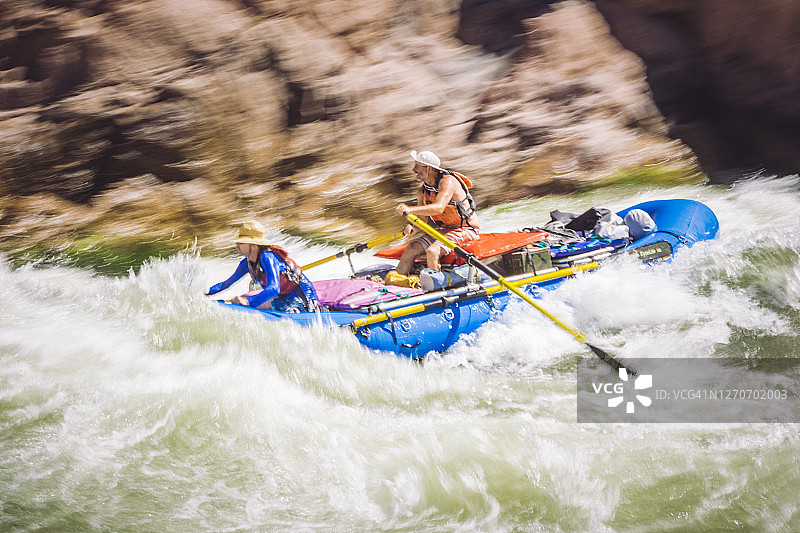 科罗拉多河花岗岩急流中的木筏图片素材