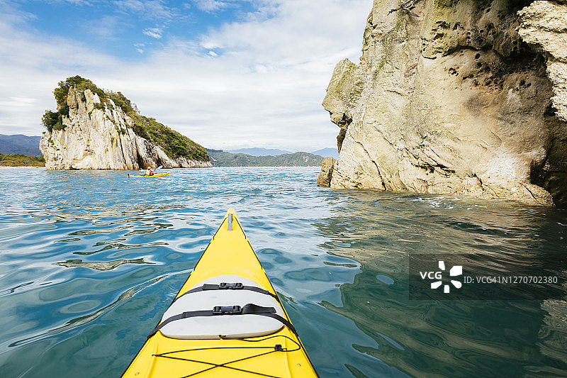 在亚 Abel Tasman 国家公园悬崖边划皮划艇的视角图片素材