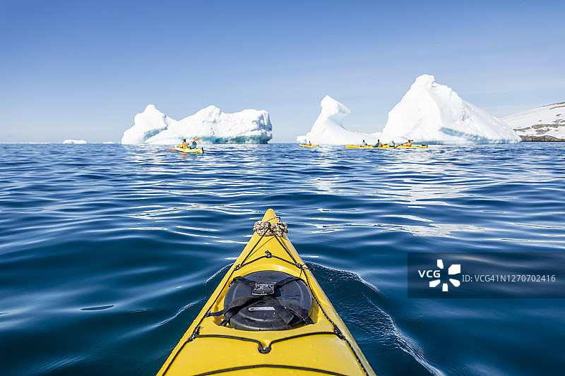 在南极洲东部新地湾划皮划艇图片素材