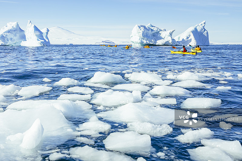 在东南极洲新地湾划皮划艇图片素材