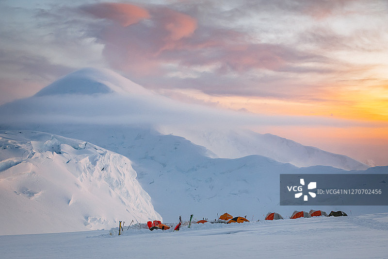 冰川日落时大本营的帐篷图片素材
