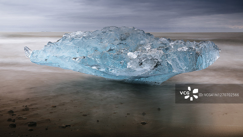 冰岛杰古沙龙冰河湖钻石冰沙滩上的冰块图片素材