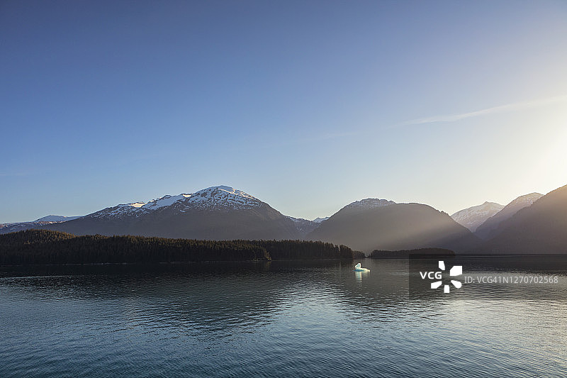 美国阿拉斯加州恩迪科特峡湾山脉风光图片素材